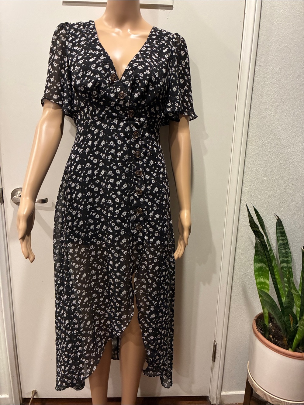 essue Black Floral Button-Front Midi Dress